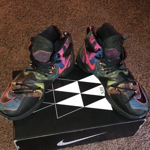 Lebron 13 Akronite